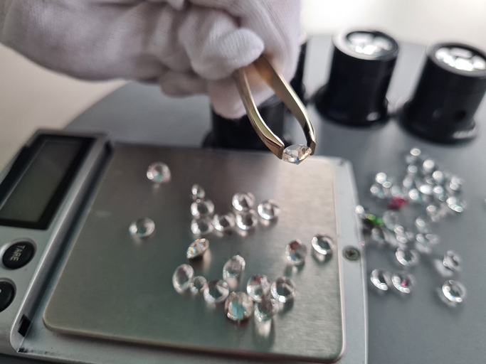 How to avoid fake diamond from jewelry store?